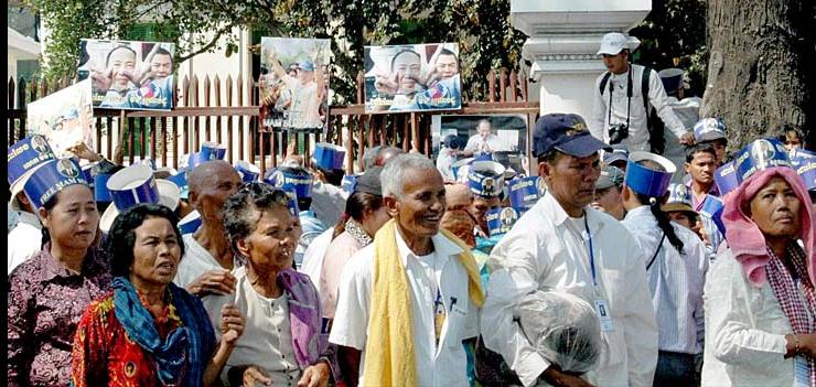 Scene near the Court of Appeals during Sonando trial. [photo: LICADHO]