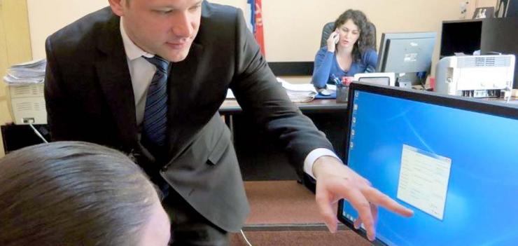 Zaječar Commercial Court staff during their electronic filing training session with the Separation of Powers Program in April 2014.